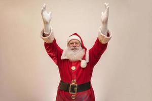 Babbo Natale su sfondo bianco con spazio di copia. presentare. foto