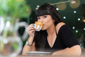 donna che beve tavolino da caffè. donne al caffè. foto