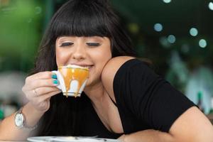 donna che beve tavolino da caffè. donne al caffè. foto