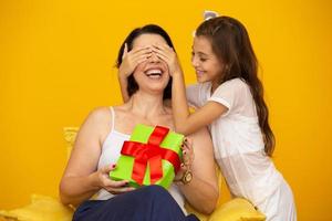 festa della mamma con confezione regalo sorpresa foto