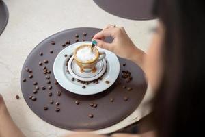 donna che beve tavolino da caffè. donne al caffè. foto