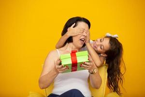 festa della mamma con confezione regalo sorpresa foto