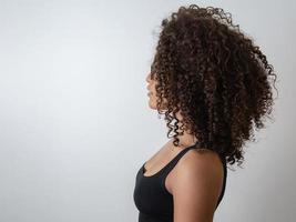 Ritratto di bellezza della donna afroamericana con vista laterale con acconciatura afro foto