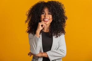 donna afro sorridente alla telecamera foto