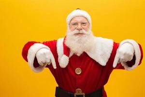 Babbo Natale tirando un'enorme borsa di regali su sfondo giallo con spazio per la copia. resa dei conti. striscione art. foto