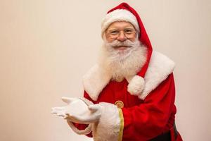 Babbo Natale su sfondo bianco con spazio di copia. presentare. foto