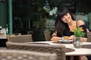 donna che beve tavolino da caffè. donne al caffè. foto