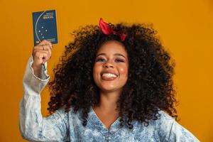 bella ragazza dai capelli ricci in viaggio. prossimo viaggio. ragazza con passaporto brasiliano. foto