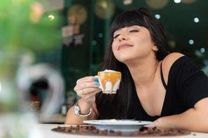 donna che beve tavolino da caffè. donne al caffè. foto