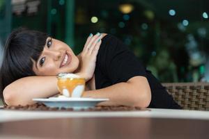 donna che beve tavolino da caffè. donne al caffè. foto