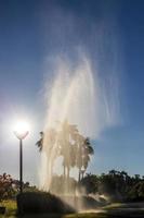 vista della fontana svettante con la luce del sole sopra le lanterne. foto