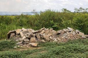 le macerie di grossi blocchi di cemento, demoliti dalle strade. foto