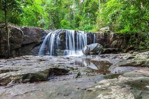 cascata tropicale nella foresta pluviale foto