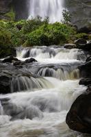 sotto le rocce della cascata. foto