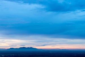 scenario del cielo serale sulla campagna montuosa. foto