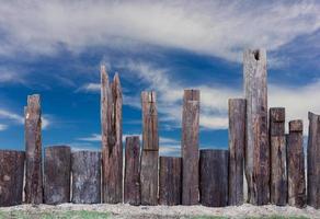 vecchio palo di legno, nuvole di cielo. foto