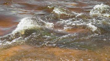 ruscelli d'acqua inondarono le rocce. foto