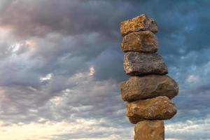 massi accatastati verso il cielo. foto