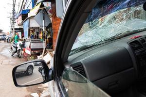 incidente al parabrezza vicino a negozi. foto