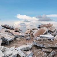 pila di detriti di cemento con nuvole di cielo. foto