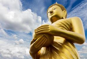 elemosina di buddha con nuvole di cielo. foto