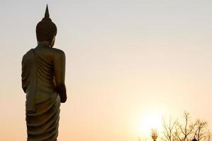 buddha in piedi elemosina solare. foto