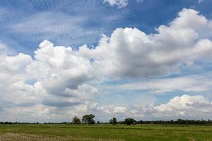 nuvole e cielo sulla campagna. foto
