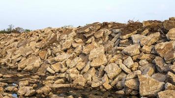 in basso, si sono ottenute le macerie di molti grossi blocchi di cemento. foto