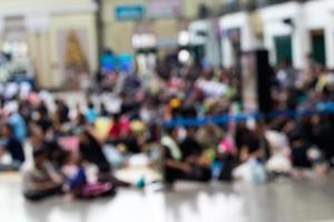 sfocatura della folla seduta nella stazione di attesa. foto