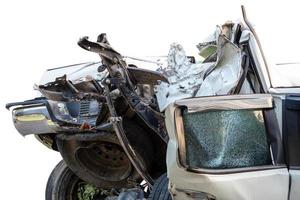 primo piano della parte posteriore dell'auto bianca demolita. foto