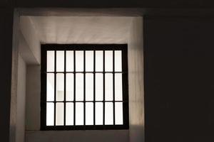 grate delle finestre all'interno della vecchia prigione da qualche parte. foto