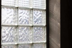 pareti di vetro, molti vecchi blocchi di mattoni con luce solare. foto