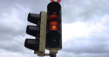 semaforo verde e rosso per pedoni e automobili foto