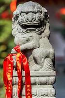 statua di leone imperiale cinese nel tempio di giada buddha shang foto