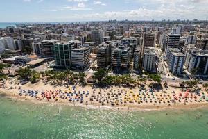 veduta aerea delle spiagge di maceio, alagoas, regione nord-orientale del brasile. foto