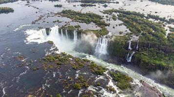 bellissima veduta aerea delle cascate dell'iguassu da un elicottero, una delle sette meraviglie naturali del mondo. foz do iguacu, paranà, brasile foto