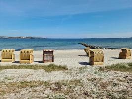 sedie a sdraio in una soleggiata giornata estiva sulla spiaggia del Mar Baltico. foto