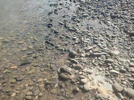 rocce intorno al fiume durante il giorno foto