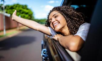 donna latina nel finestrino dell'auto. viaggio in macchina. la ragazza guarda fuori dal finestrino dell'auto. concetto di viaggio brasiliano in auto. foto