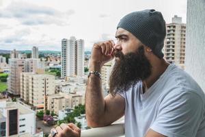 uomo barbuto che guarda l'orizzonte. concetto di mascolinità e cura della barba. foto