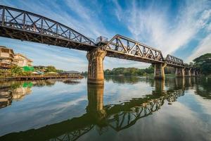 il ponte della ferrovia della morte sul fiume kwai foto