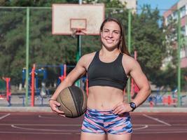 giovane donna forte che si allena all'aperto in estate, l'atleta professionista femminile fa esercizi nel parco foto