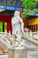 statua di confucio, il grande filosofo cinese.