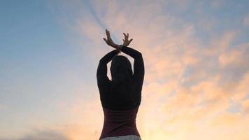 felice danza femminile nei campi estivi durante il bel tramonto foto