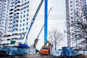 costruzione in cemento in corso con gru foto