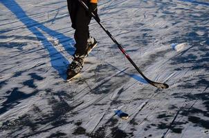 giocando a hockey su ghiaccio sul lago ghiacciato foto