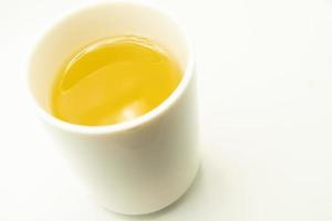 tè verde su sfondo bianco. immagine del tè verde giapponese. tazza di tè isolato su sfondo bianco foto