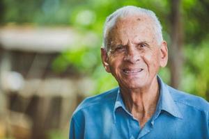 ritratto di sorridente bellissimo agricoltore maschio più anziano. uomo anziano in fattoria in un giorno d'estate. attività di giardinaggio. uomo anziano brasiliano. foto