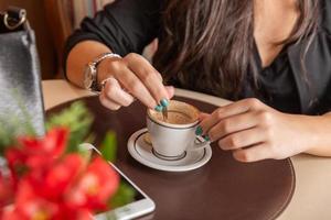 donna che beve tavolino da caffè. donne al caffè. foto