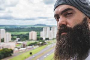 uomo barbuto che guarda l'orizzonte. concetto di mascolinità e cura della barba. foto